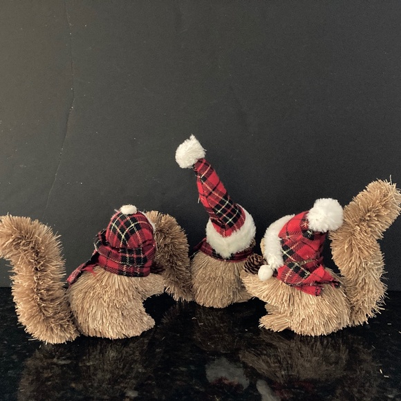 Set of 3 Straw Squirrels/Wearing Red Plaid Scarves & Hats & "Fur" Trim/NEW! - Picture 2 of 2